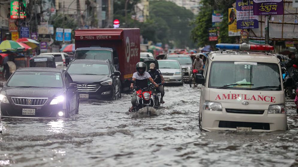 অবিরাম বৃষ্টিতে রাজধানীতে জলাবদ্ধতা, দুর্ভোগ চরমে