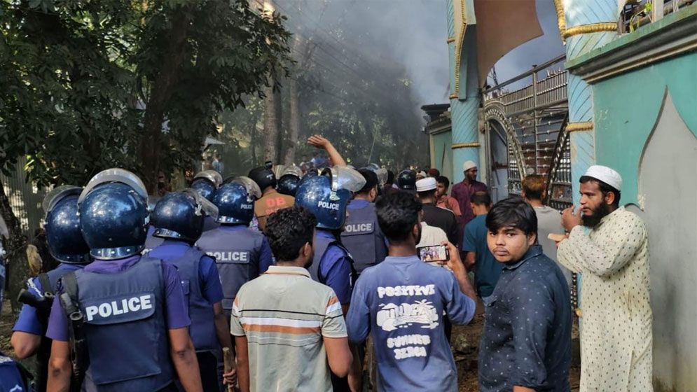 নুরাল পাগলার দরবারে পু‌লি‌শের ওপর হামলায় গ্রেপ্তার ৫