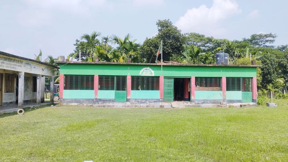 নান্দাইলে ৫১ বছর পরও জমি সংকটে প্রাথমিক বিদ্যালয়