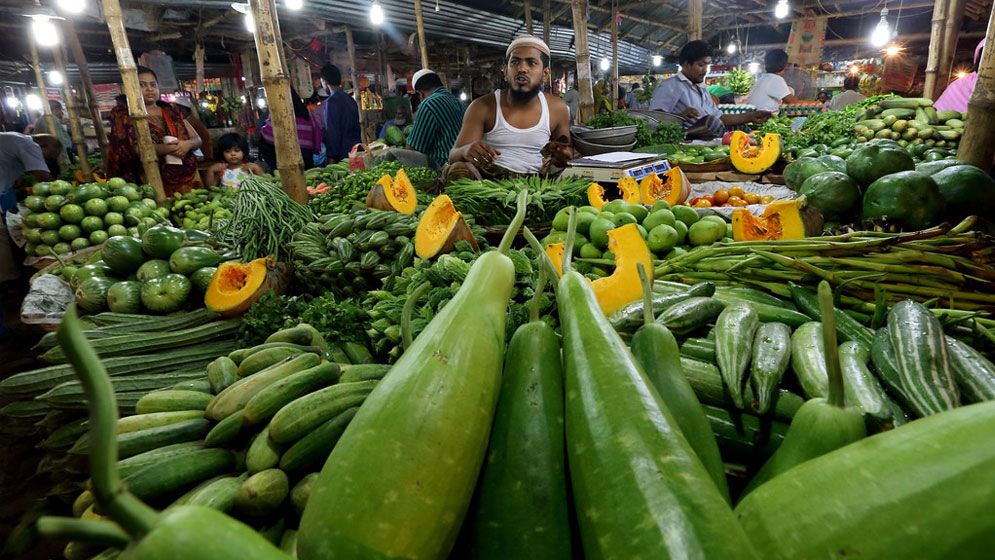 ভোজ্যতেলের দাম বাড়তি, সবজির দাম কমলেও এখনও চড়া