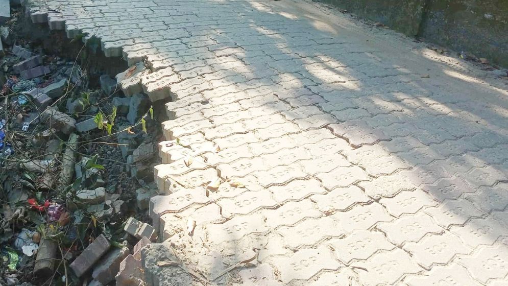 চিলমারীতে ইউনি ব্লক সড়কে ধস