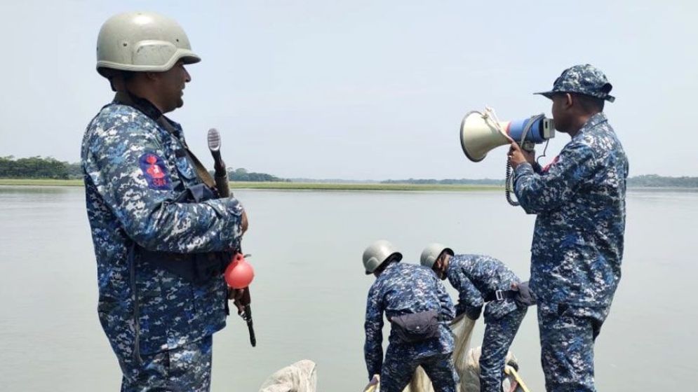 মা ইলিশ রক্ষায় ১৭ যুদ্ধজাহাজ মোতায়েন