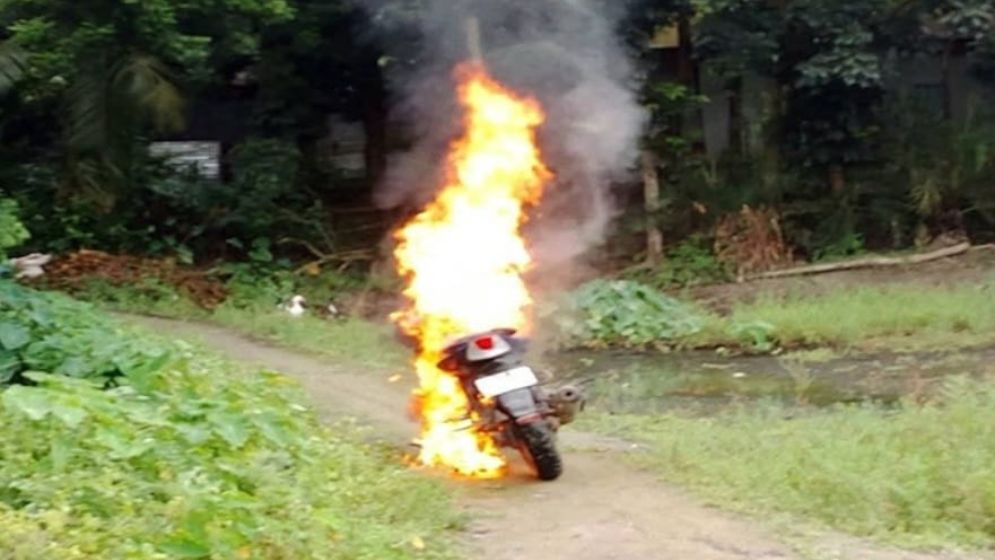 মাদক কারবারির মোটরসাইকেলে পোড়ালো জনতা