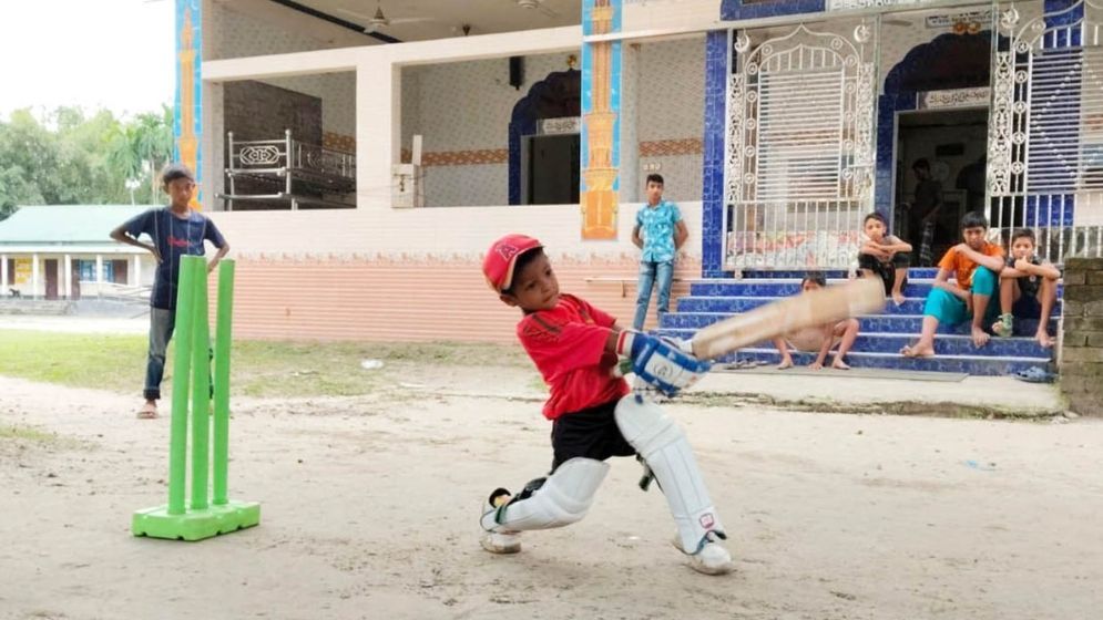 মাঠ কাঁপাচ্ছে খুদে ক্রিকেটার ঈসা