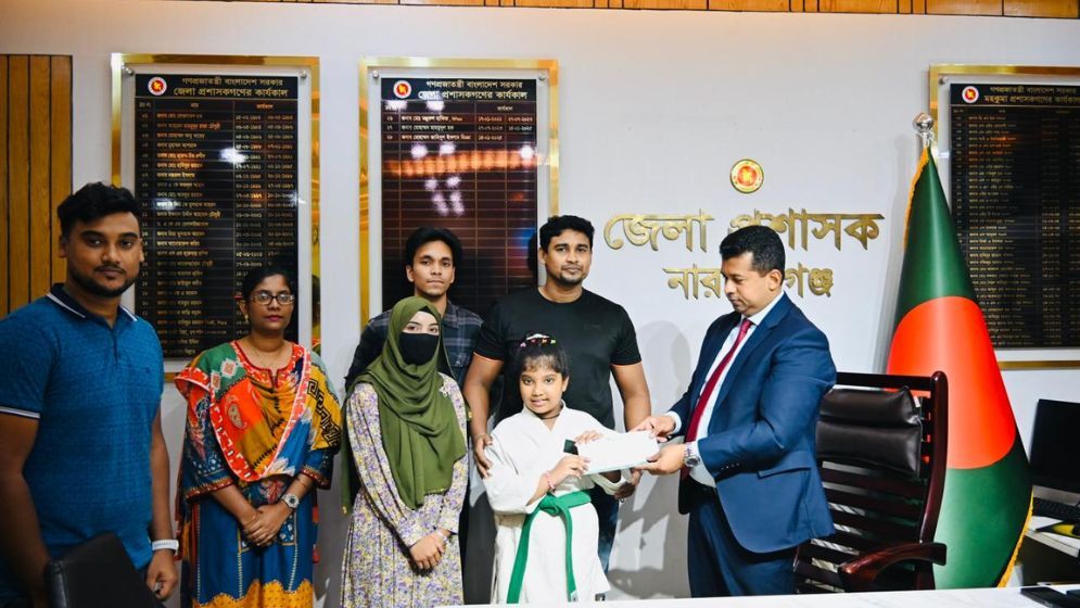 আর্থিক সহায়তায় খুদে কারাতেদের হাসি ফেরালেন ডিসি জাহিদুল