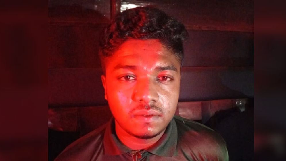 চলন্ত বাসে স্কুলছাত্রীকে ধর্ষণ, চালক গ্রেফতার