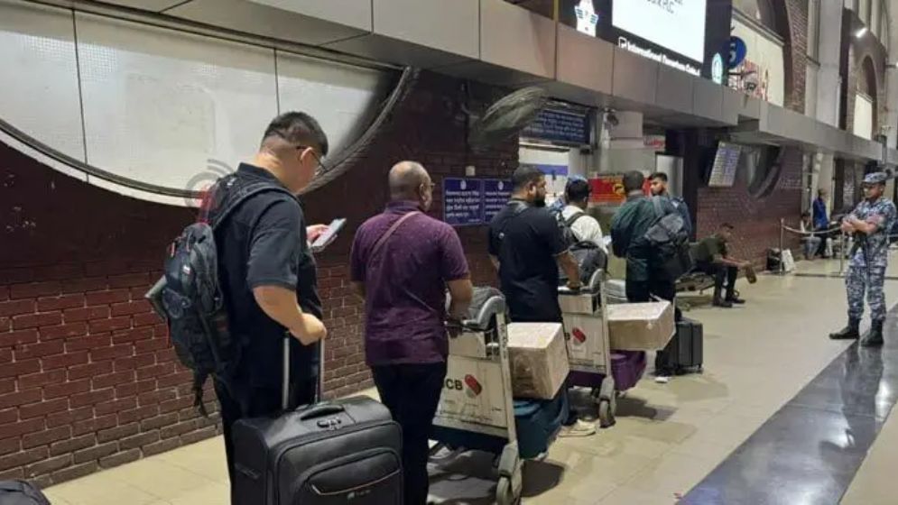 পাসপোর্টধারীদের প্রবেশের অনুমতি বিমানবন্দরে