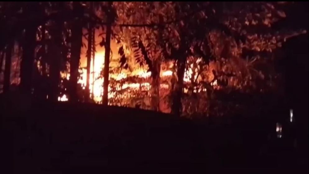 মহিলা মেম্বারের পতিতালয়ে আগুন দিল বিক্ষুব্ধ জনতা