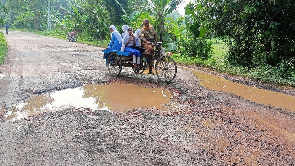গাংনীর প্রধান সড়কগুলো খানাখন্দে ভরা, বৃষ্টিতে দুর্ভোগ বাড়ে