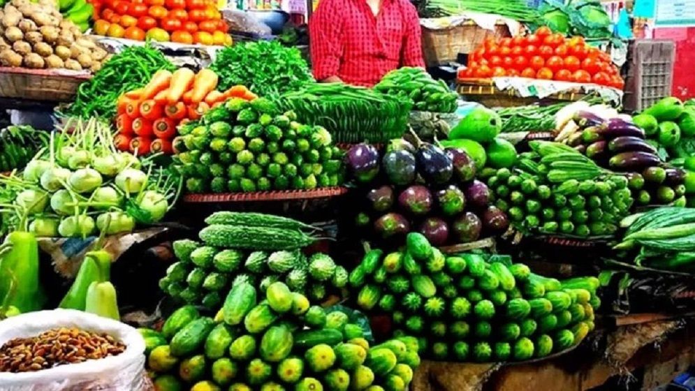 টানা বৃষ্টিতে বাড়তি সবজির দাম, ভোগান্তিতে ক্রেতারা
