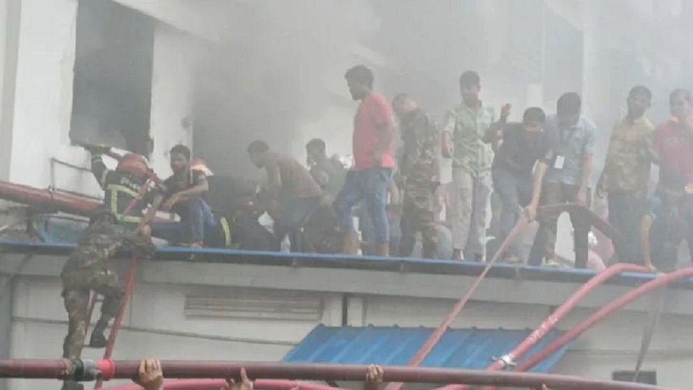 আশুলিয়ায় পোশাক কারখানায় আগুন, নিয়ন্ত্রণে ফায়ার সার্ভিসের ৬ ইউনিট