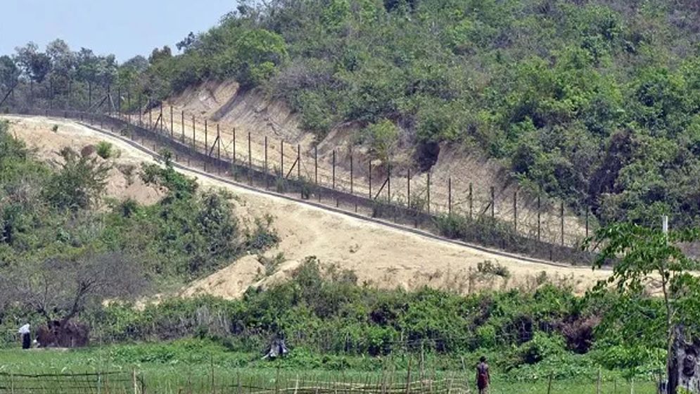 কক্সবাজার ও বান্দরবানের সীমান্তে মিয়ানমার থেকে গোলাগুলির শব্দ, আতঙ্কে স্থানীয়রা