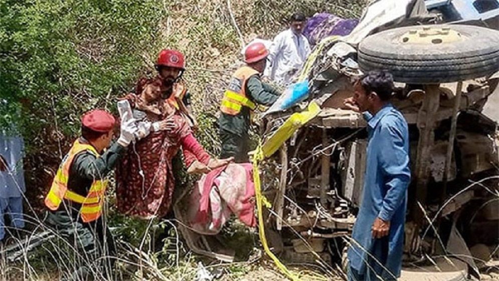 পাকিস্তানে ট্রাক উল্টে একই পরিবারের ১৫ জন নিহত
