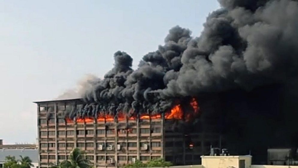 চট্টগ্রাম ইপিজেডে পোশাক কারখানায় ভয়াবহ আগুন, নিয়ন্ত্রণে ফায়ার সার্ভিস ও নৌবাহিনী