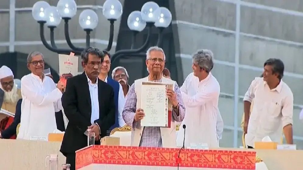 জুলাই জাতীয় সনদে স্বাক্ষর করলেন প্রধান উপদেষ্টা ও রাজনৈতিক নেতারা