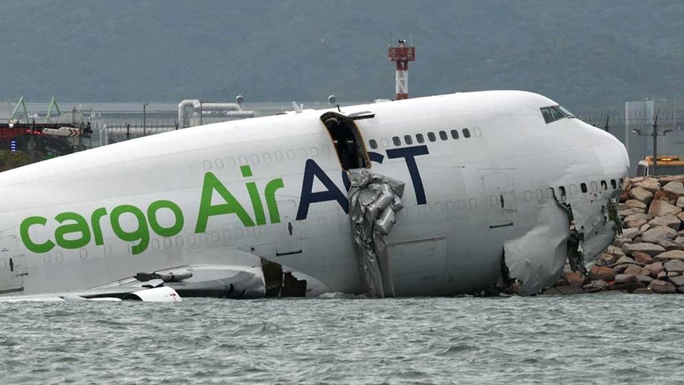 হংকং বিমানবন্দরে কার্গো প্লেন দুর্ঘটনায় দুইজন নিহত