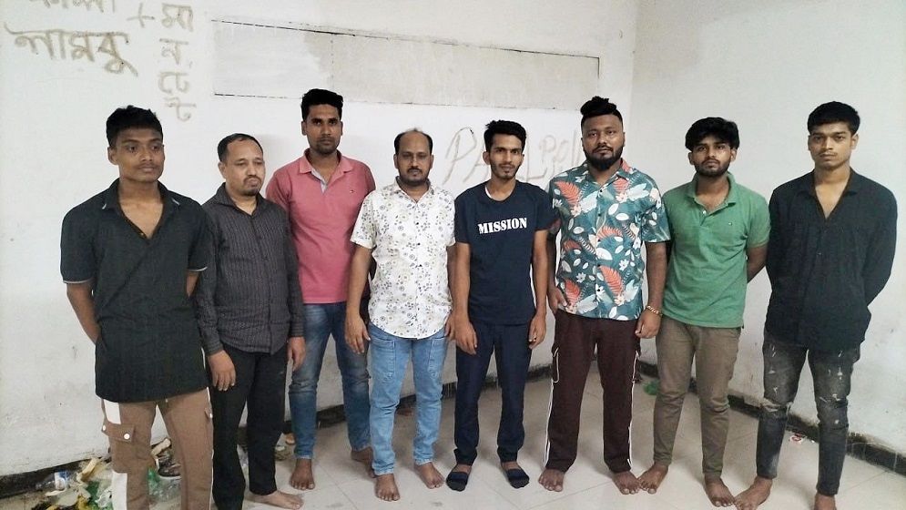 মোহাম্মদপুরে আওয়ামী লীগের মিছিলের চেষ্টা-ককটেল বিস্ফোরণ, গ্রেপ্তার ৮