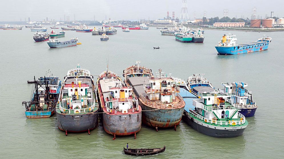 কর্ণফুলী মোহনায় ১২০০ টন কাঁচামালবোঝাই লাইটার জাহাজ ডুবি