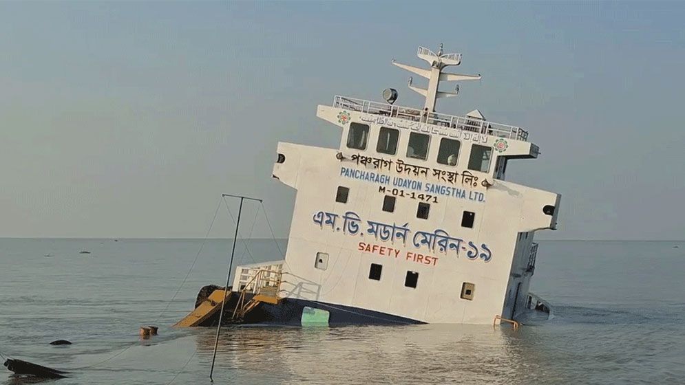 মেঘনায় ডুবে যাওয়া লাইটার জাহাজ এখনও উদ্ধার হয়নি