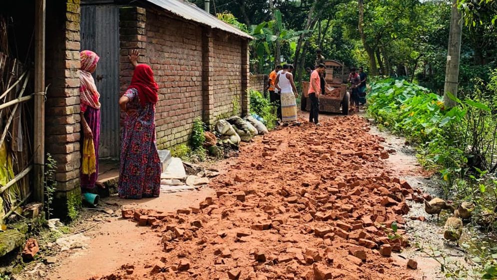 রাজশাহীতে দীর্ঘদিন ডুবে থাকা রাস্তা সংস্কার করে দিলেন বিএনপি নেতা