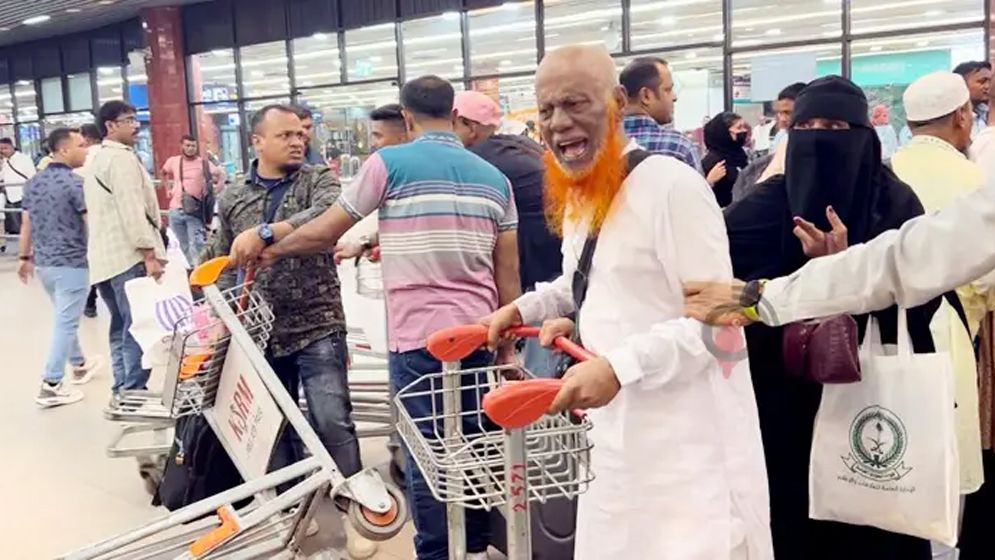 শাহজালাল বিমানবন্দরে ট্রলি নিয়ে চরম বিশৃঙ্খলা