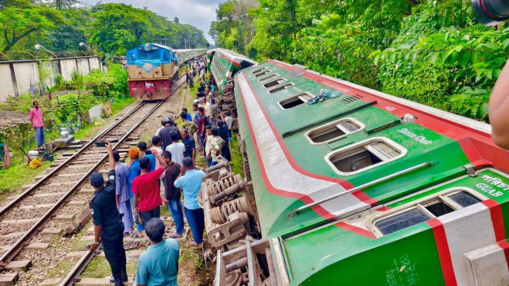 ট্রেন লাইনচ্যুতের ঘটনায় দুই তদন্ত কমিটি, ২ জন বহিষ্কার