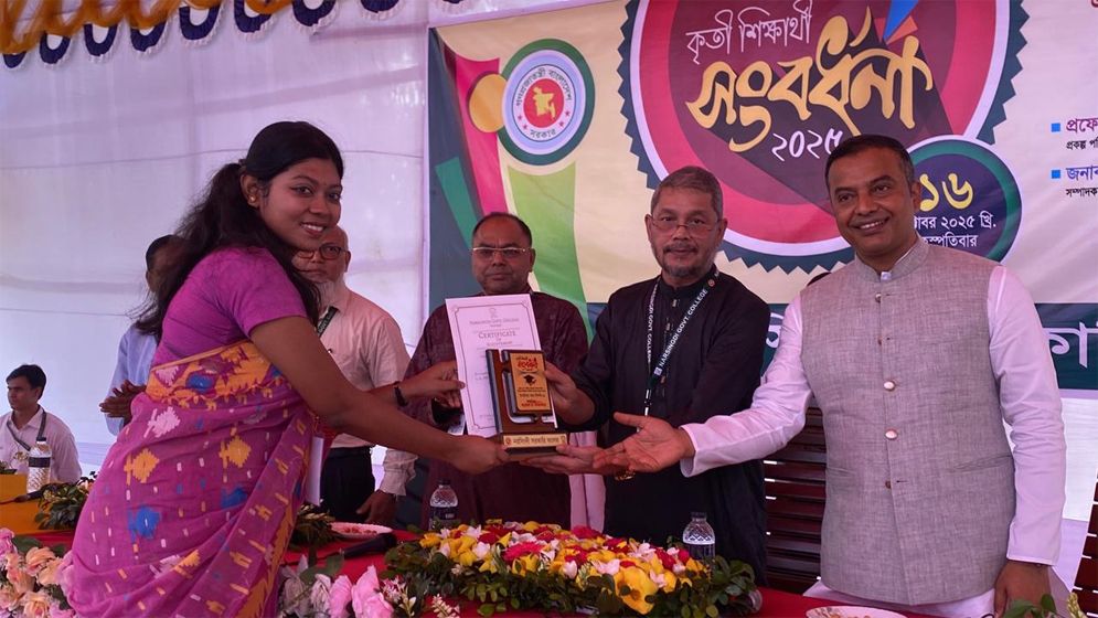 নরসিংদীতে আড়াইশো কৃতি শিক্ষার্থীকে সংবর্ধনা