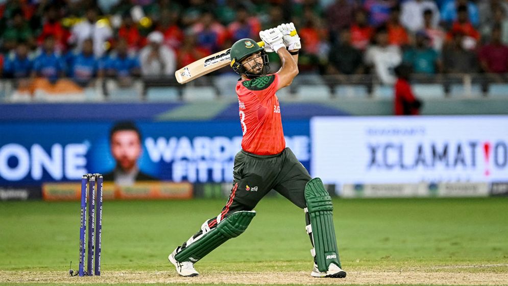 ছক্কা মেরে পরের বলেই আউট সাইফ