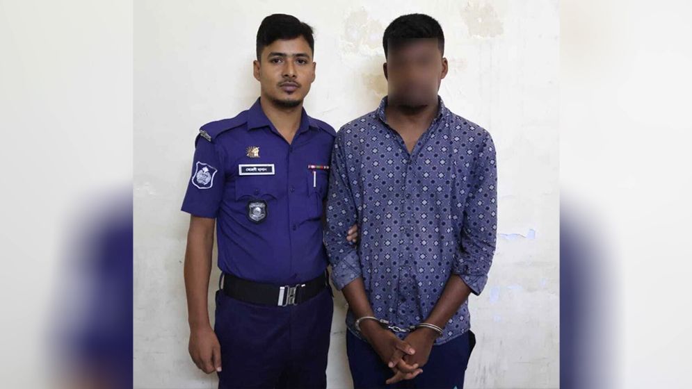 কক্সবাজারে ছিনতাইয়ে জড়িত পুলিশের ‘সাবেক সদস্য’ গ্রেফতার