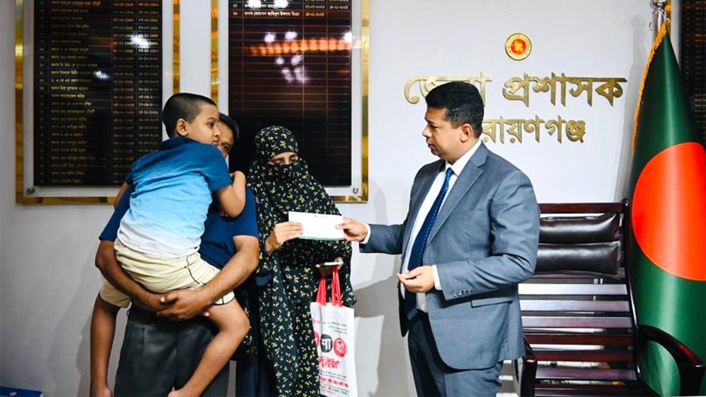 অসহায় মান্তাহার পাশে দাঁড়াল জেলা প্রশাসক