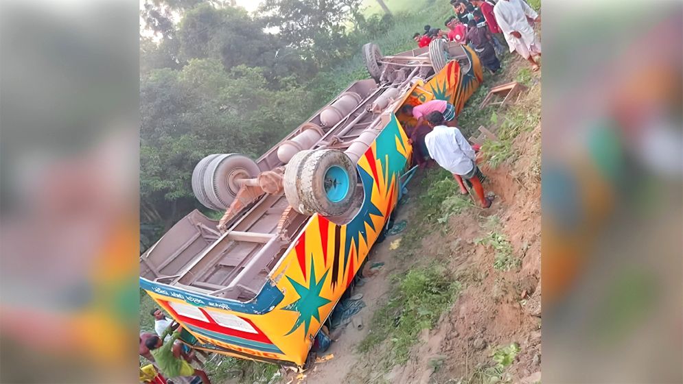 বাস উল্টে নিহত ১, আহত ৩০
