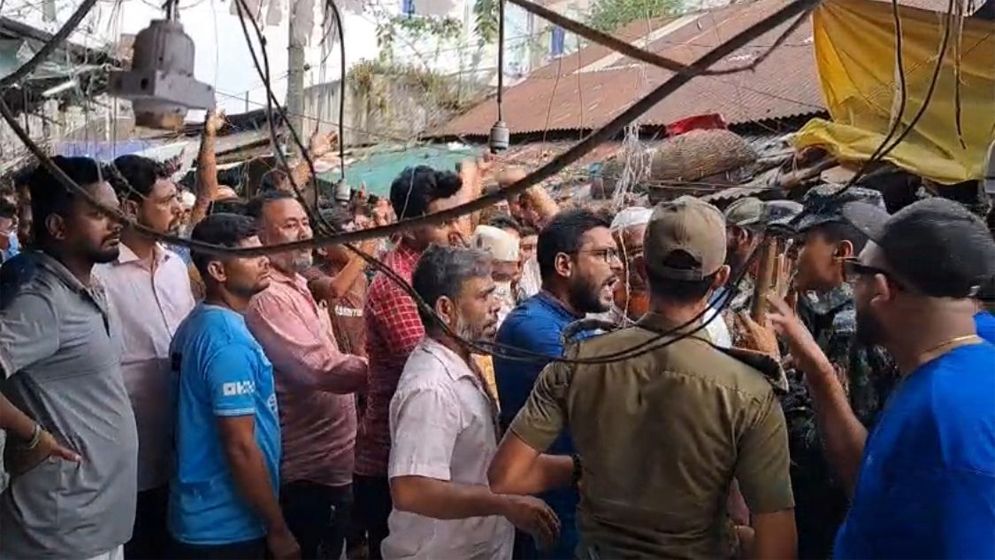 নরসিংদীতে সাংবাদিক পুলিশের পর এবার মোবাইল কোর্টের ওপর হামলা