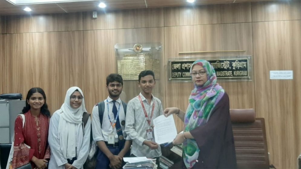 কুড়িগ্রামে সাইবার বুলিং বন্ধে জেলা প্রশাসককে স্মারকলিপি