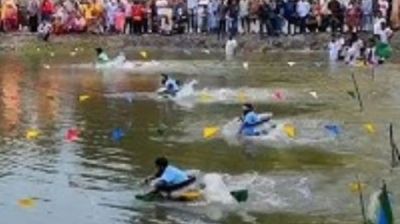 পাতিল বাইচে দুই হাতই বৈঠা