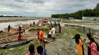 উজানের পানির সাথে ভেসে আসছে হাজারো গাছের গুড়ি