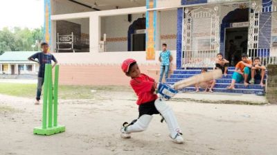 মাঠ কাঁপাচ্ছে খুদে ক্রিকেটার ঈসা