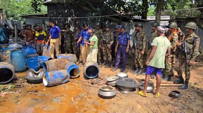 গাজীপুরে ড্রাম ড্রাম চোলাই মদ জব্দ করে ধংস
