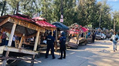 কক্সবাজার সৈকতের বালিয়াড়ি থেকে দোকান উচ্ছেদ