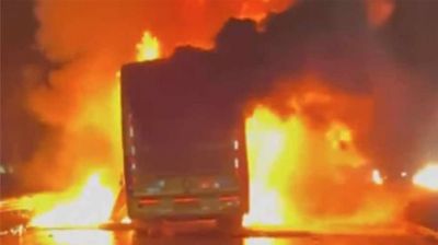 ভারতে মোটরসাইকেলের সঙ্গে সংঘর্ষে বাসে আগুন, নিহত ২০