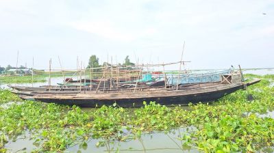 বাজিতপুরে চাঁদা না দেওয়ায় ১০ নৌকা আটকে দিলেন বিএনপি নেতা