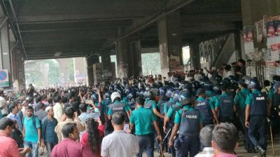 শিক্ষকদের অবস্থান কর্মসূচিতে পুলিশের বাধা, সাউন্ড গ্রেনেড নিক্ষেপ