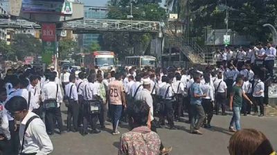 ঢাকা কলেজ শিক্ষার্থীদের সায়েন্সল্যাব মোড় অবরোধ