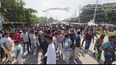 রূপগঞ্জে অভিযুক্ত মাদ্রাসা শিক্ষকের শাস্তির দাবীতে ঢাকা-সিলেট মহাসড়ক অবরোধ