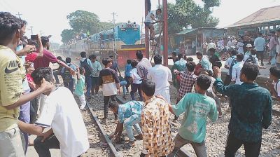 ভৈরবকে জেলা ঘোষণার দাবিতে রেলপথ অবরোধ, ট্রেনে হামলা