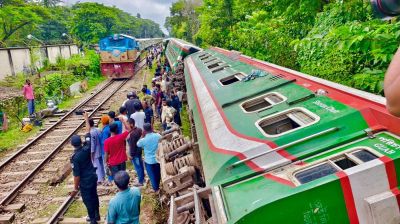 ট্রেন লাইনচ্যুতের ঘটনায় দুই তদন্ত কমিটি, ২ জন বহিষ্কার