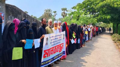 স্কুলছাত্রীকে শ্লীলতাহানির অভিযোগে এলাকাবাসীর মানববন্ধন
