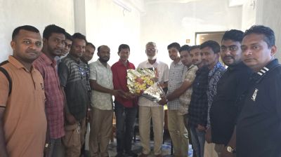 কিশোরগঞ্জে সাংবাদিক নেতাদের ফুলেল শুভেচ্ছা জেলা বিএনপি নেতার
