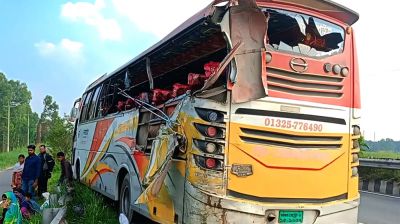 বাস-ট্রাক সংঘর্ষে নারীসহ নিহত ৩