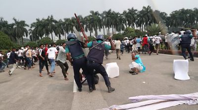 ‘জুলাই সনদ’ অনুষ্ঠান ঘিরে সংঘর্ষ, ৯০০ জনের বিরুদ্ধে মামলা