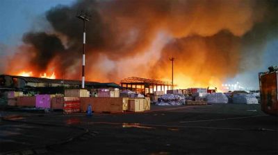 শাহজালালের কার্গো ভিলেজের আগুন অনেকটা নিয়ন্ত্রণে